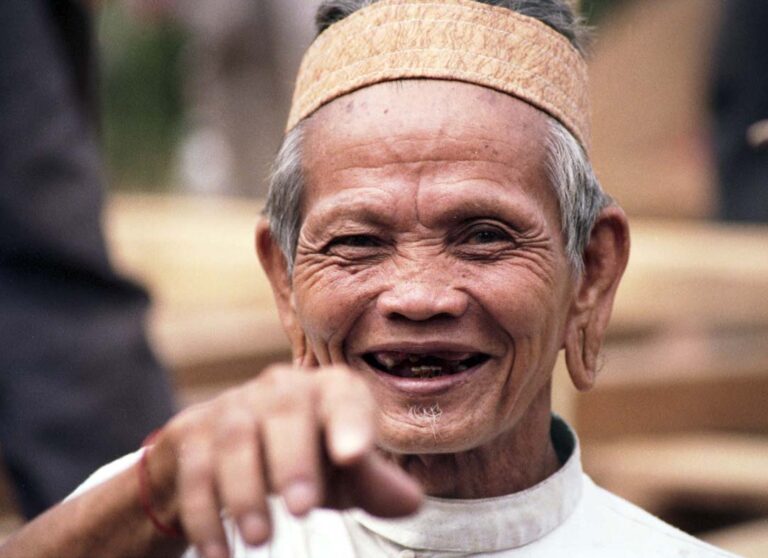 Lachende Dayak man