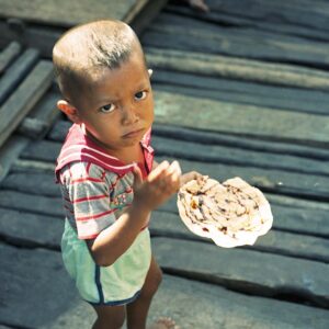 Jongen met pannekoek