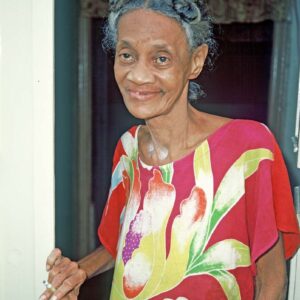 Vrouw in bloemenjurk