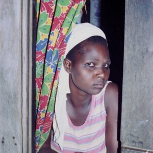 Jonge Nigeriaanse in het venster